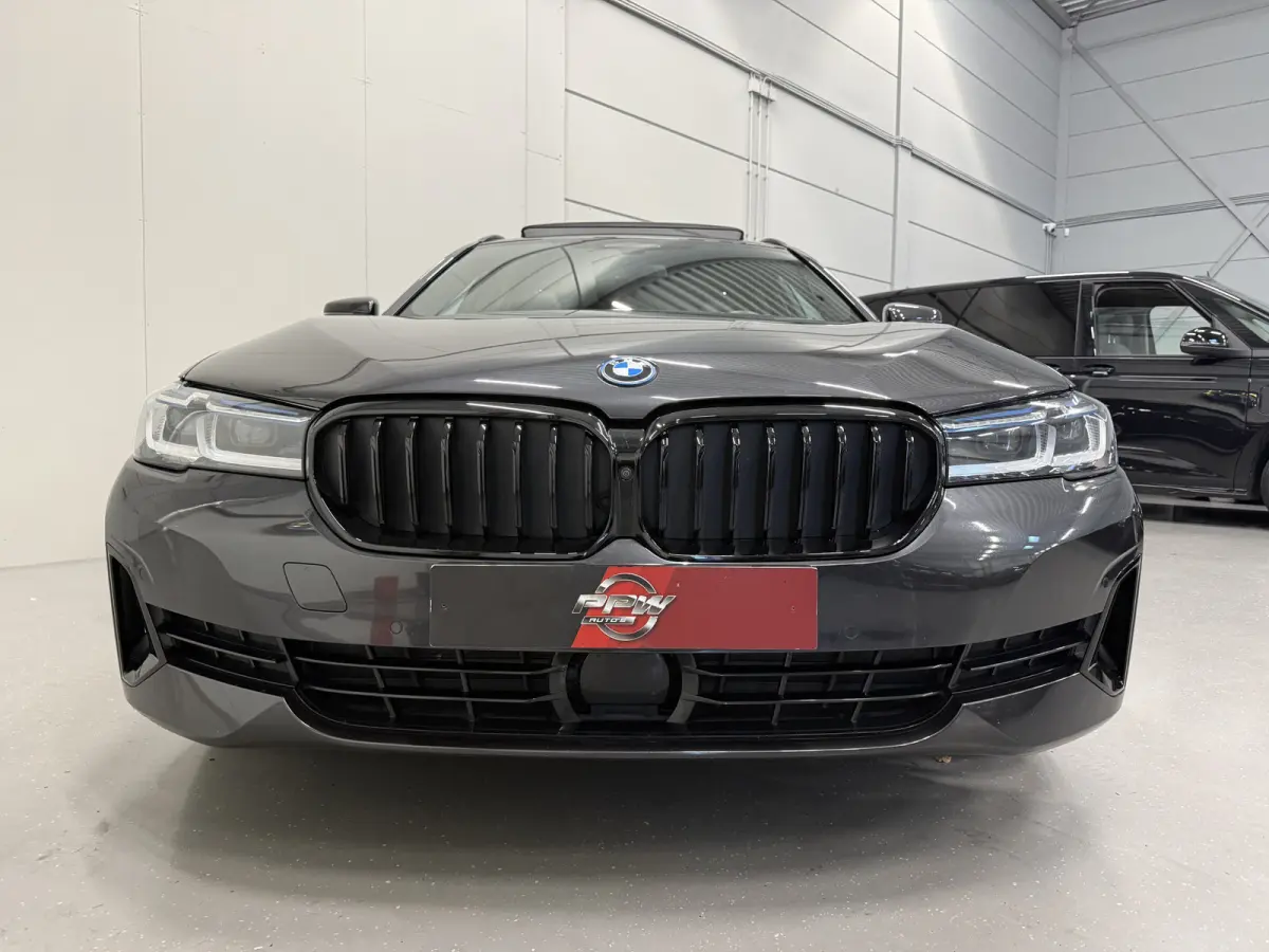 530e xDrive High exe PANO/TREKHAAK/H&K/LASER/360CAMERA/SOH 88%/HEAD-UP/ACC/LEER-SPORT/SFEER/DRIVING ASS. PRO/M-SPORTSTUUR/KEYLESS/DONKERE-HEMEL/VOLLEDIG BMW DEALER HISTORIE/ABSOLUTE NIEUWSTA