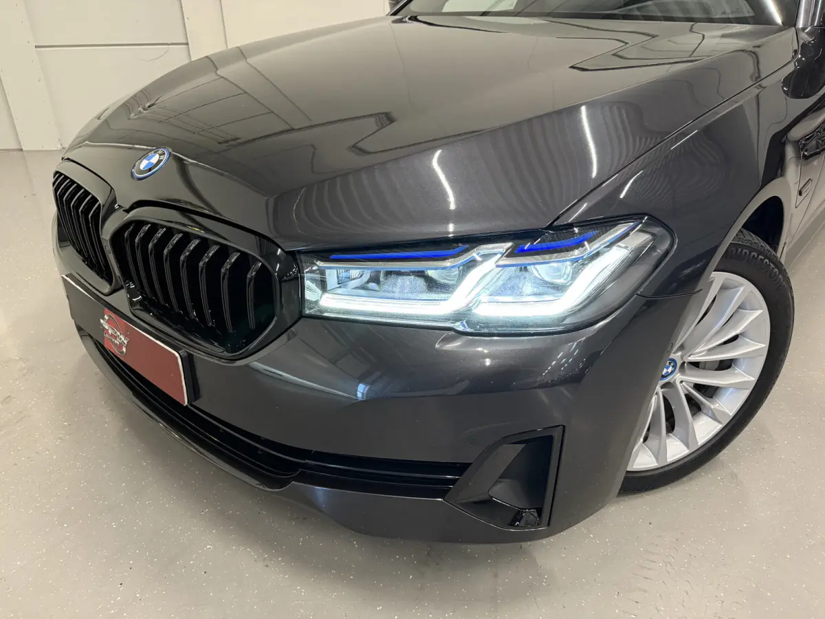 530e xDrive High exe PANO/TREKHAAK/H&K/LASER/360CAMERA/SOH 88%/HEAD-UP/ACC/LEER-SPORT/SFEER/DRIVING ASS. PRO/M-SPORTSTUUR/KEYLESS/DONKERE-HEMEL/VOLLEDIG BMW DEALER HISTORIE/ABSOLUTE NIEUWSTA