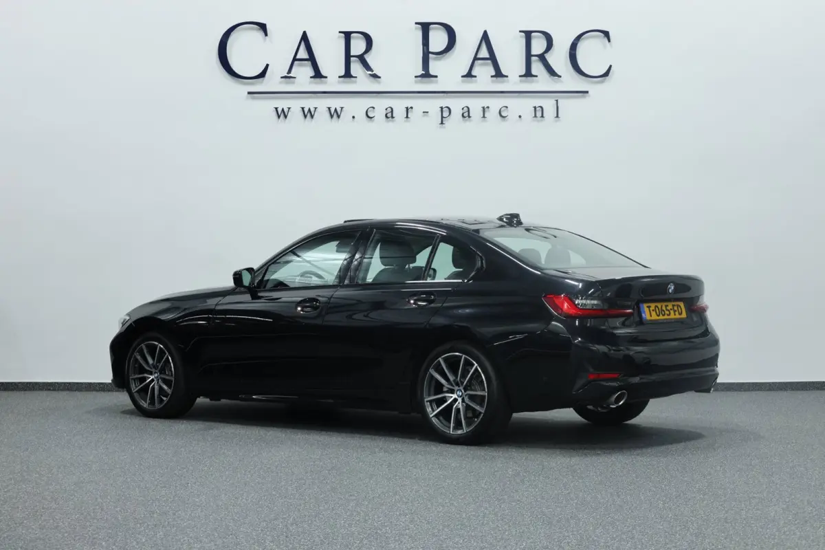 320i M-Sport LED/VIRTUAL/SFEER/PANORAMADAK/LEDER+S.VERWAMRING/19" LMV/PDC/CRUISE/ECC/12 MND GARANTIE!