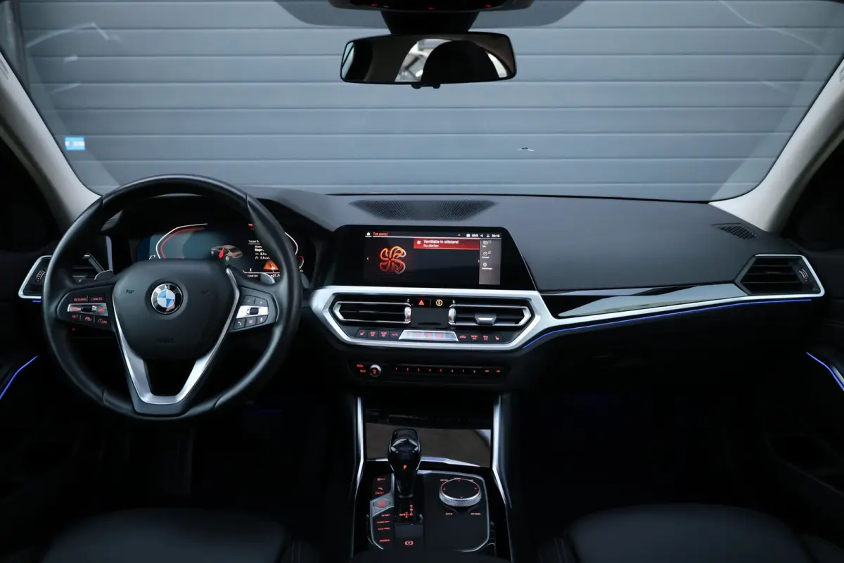 320i M-Sport LED/VIRTUAL/SFEER/PANORAMADAK/LEDER+S.VERWAMRING/19" LMV/PDC/CRUISE/ECC/12 MND GARANTIE!