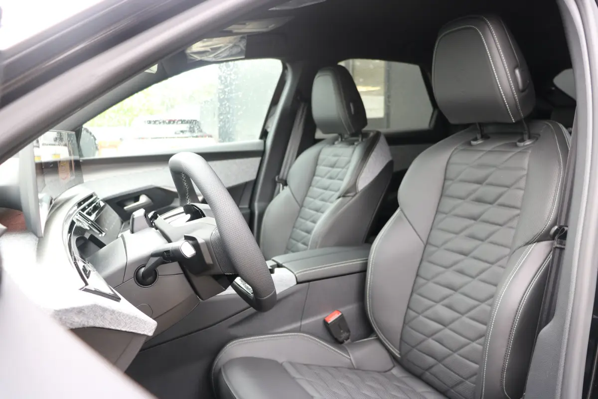 GT Exclusive | Adaptieve cruise control met Stop&Go functie | Elektrische parkeerrem | Extra getinte achterste zijruiten en achterruit