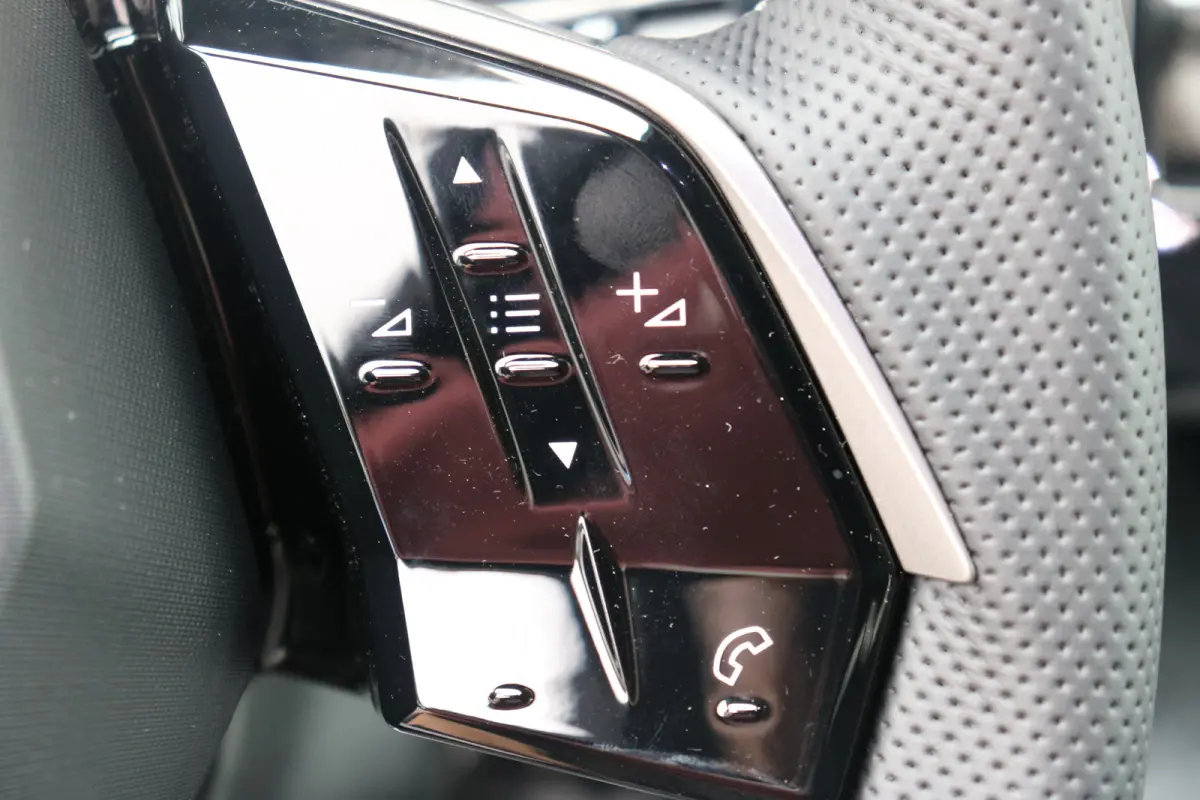GT Exclusive | Adaptieve cruise control met Stop&Go functie | Elektrische parkeerrem | Extra getinte achterste zijruiten en achterruit