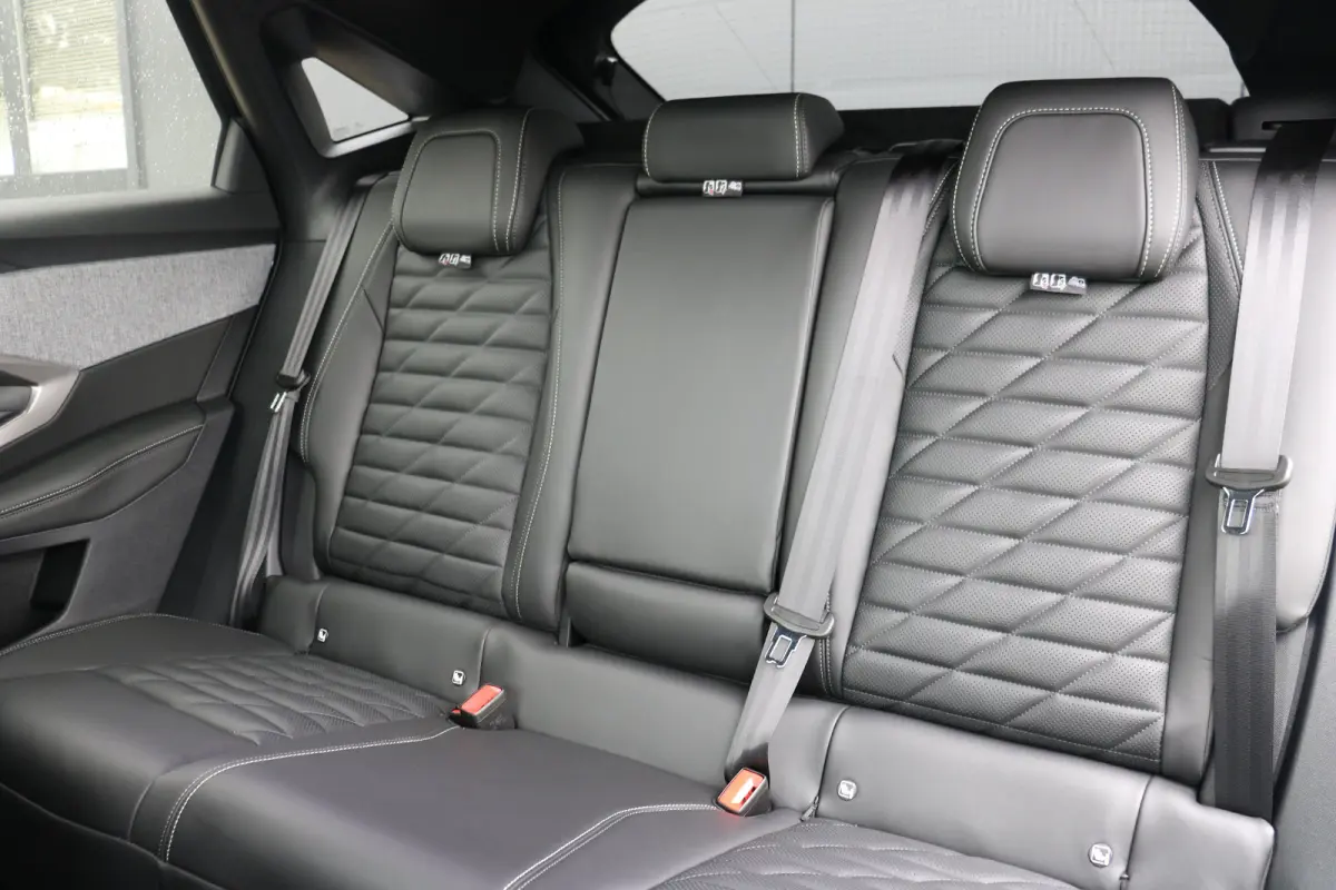 GT Exclusive | Adaptieve cruise control met Stop&Go functie | Elektrische parkeerrem | Extra getinte achterste zijruiten en achterruit