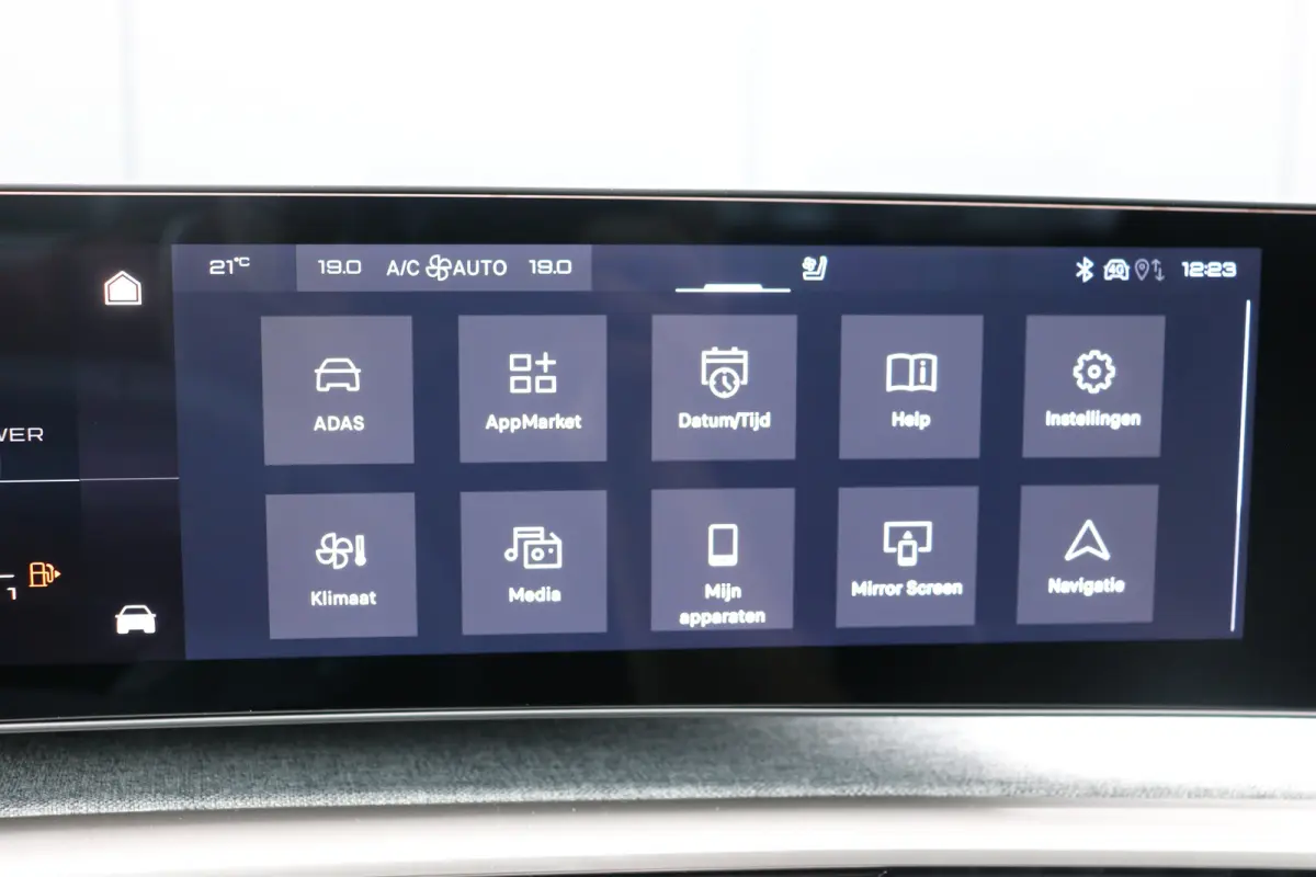 GT Exclusive | Adaptieve cruise control met Stop&Go functie | Elektrische parkeerrem | Extra getinte achterste zijruiten en achterruit