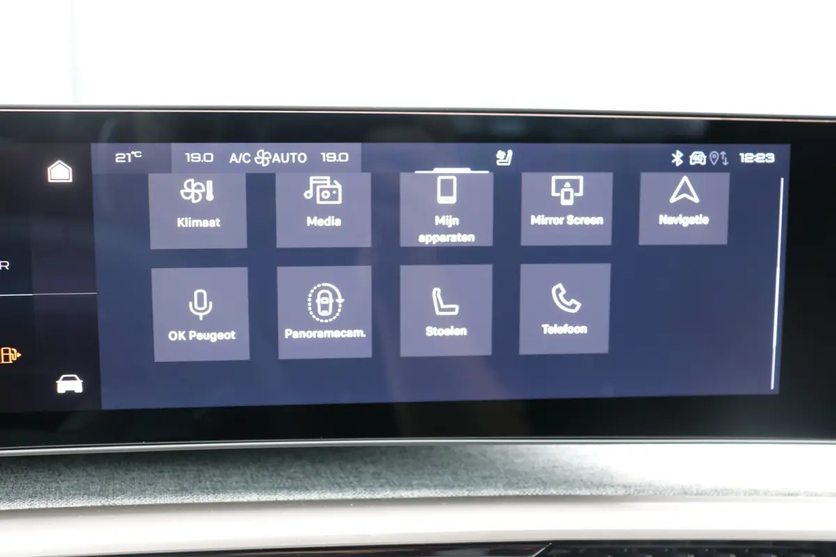 GT Exclusive | Adaptieve cruise control met Stop&Go functie | Elektrische parkeerrem | Extra getinte achterste zijruiten en achterruit