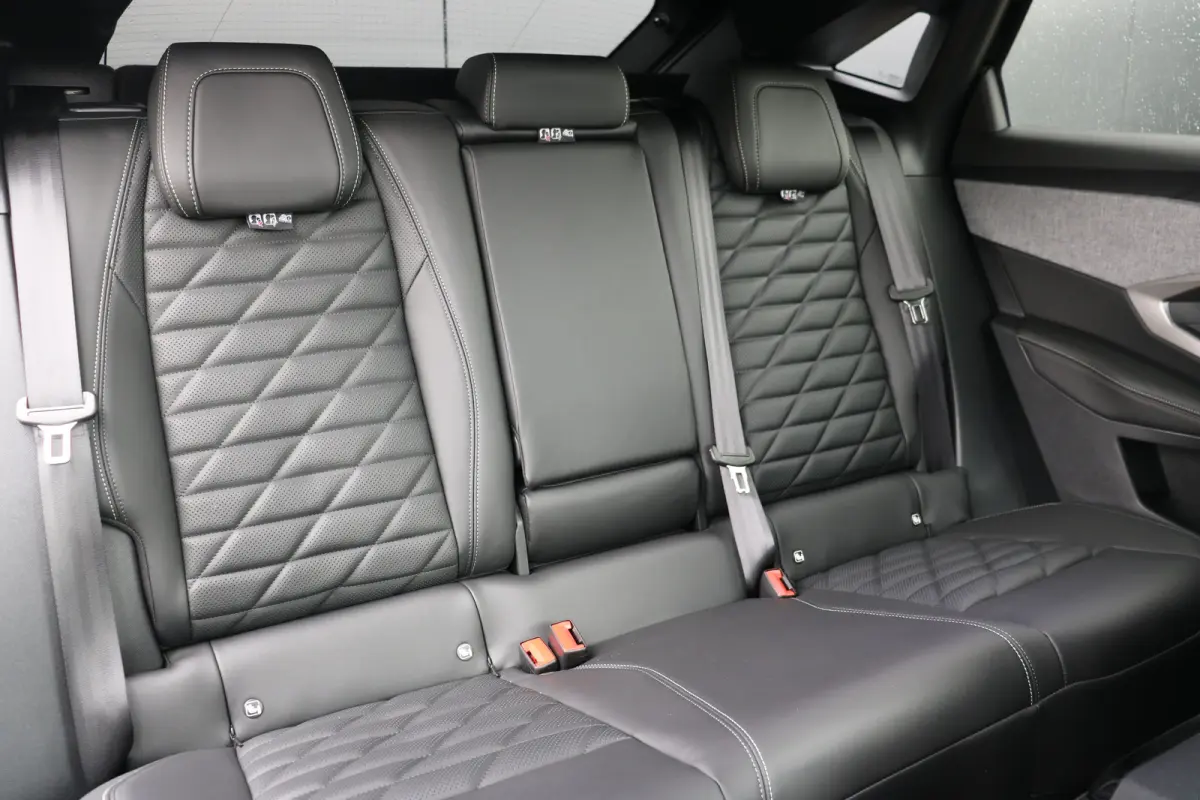 GT Exclusive | Adaptieve cruise control met Stop&Go functie | Elektrische parkeerrem | Extra getinte achterste zijruiten en achterruit