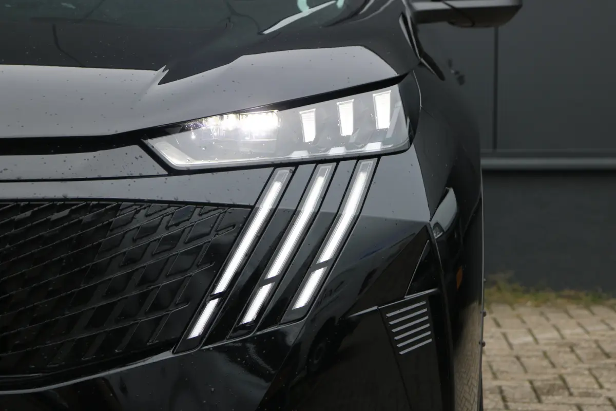 GT Exclusive | Adaptieve cruise control met Stop&Go functie | Elektrische parkeerrem | Extra getinte achterste zijruiten en achterruit
