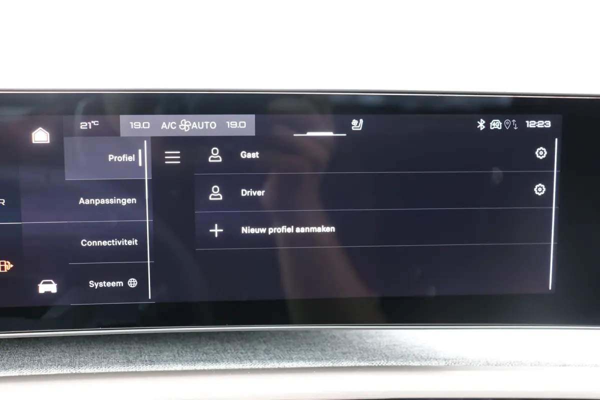 GT Exclusive | Adaptieve cruise control met Stop&Go functie | Elektrische parkeerrem | Extra getinte achterste zijruiten en achterruit