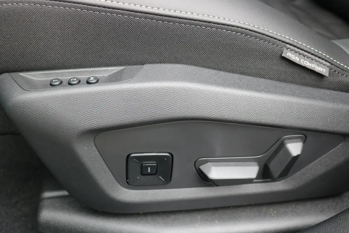 GT Exclusive | Adaptieve cruise control met Stop&Go functie | Elektrische parkeerrem | Extra getinte achterste zijruiten en achterruit