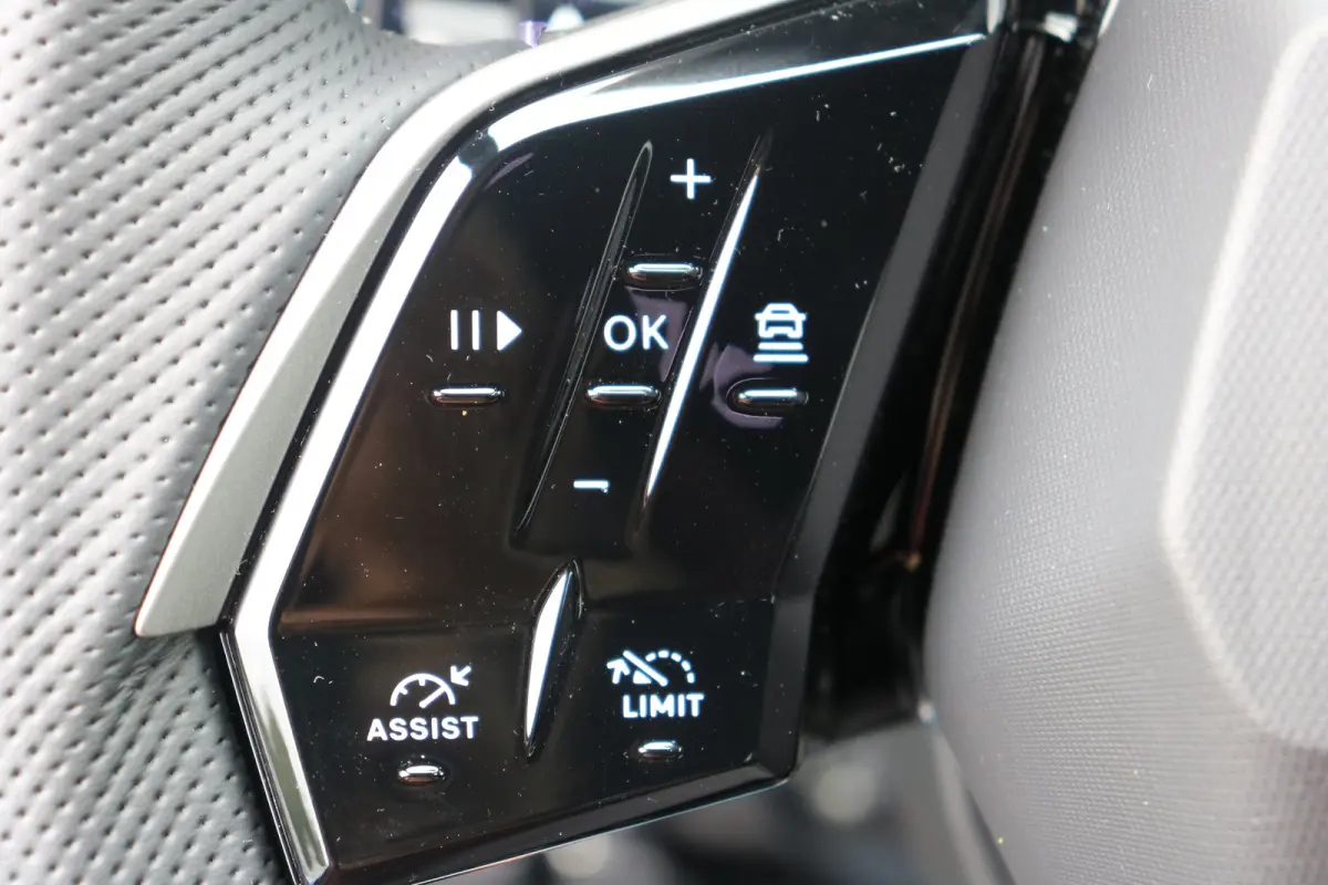 GT Exclusive | Adaptieve cruise control met Stop&Go functie | Elektrische parkeerrem | Extra getinte achterste zijruiten en achterruit