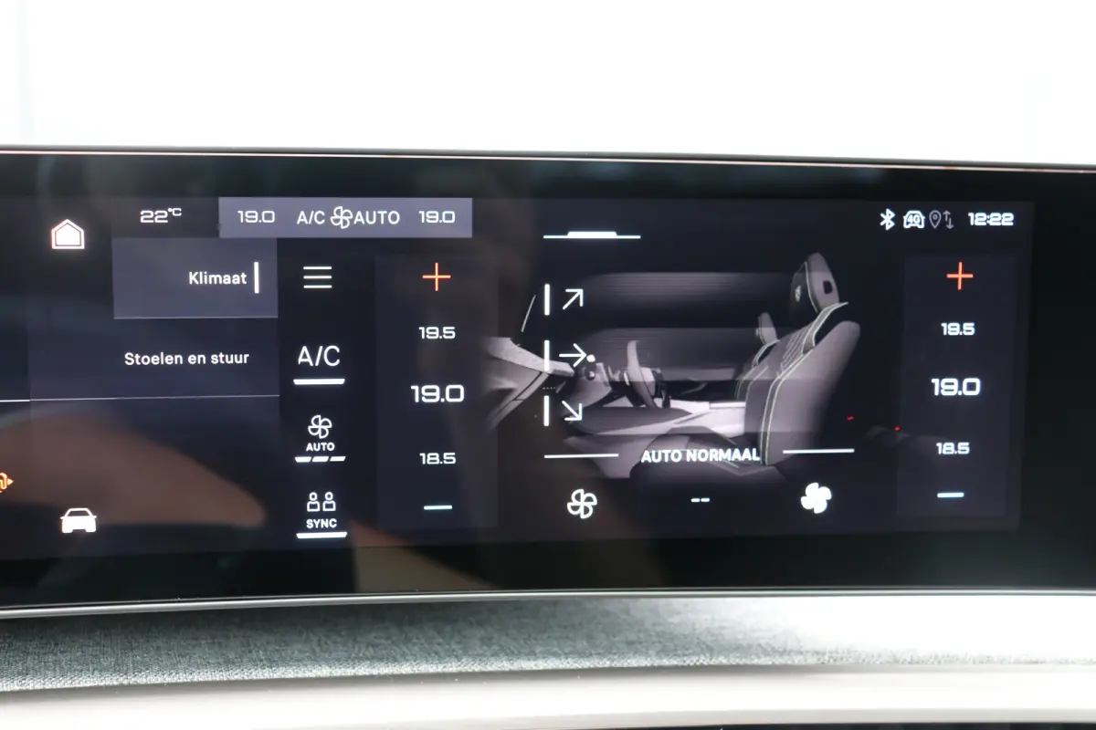 GT Exclusive | Adaptieve cruise control met Stop&Go functie | Elektrische parkeerrem | Extra getinte achterste zijruiten en achterruit