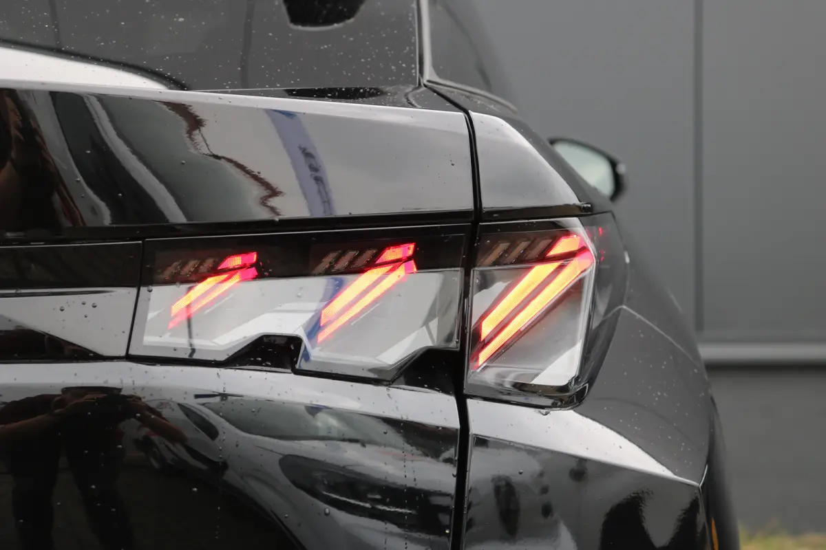 GT Exclusive | Adaptieve cruise control met Stop&Go functie | Elektrische parkeerrem | Extra getinte achterste zijruiten en achterruit
