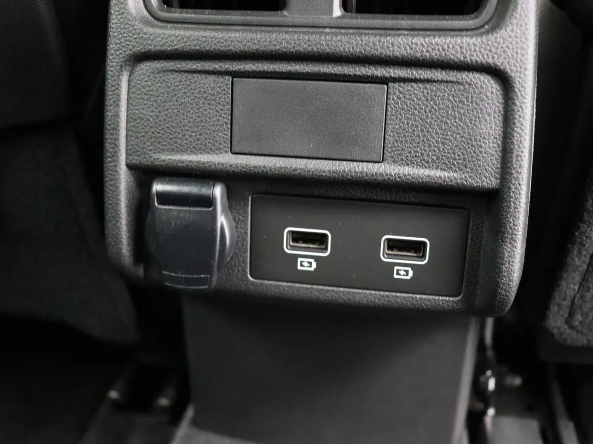 E-Tech Hybrid 145pk R.S. Line | Dealeronderhouden | Elektrische stoelen | Dodehoek detectie | Stoel en Stuurwiel verwarming | Parkeersensoren rondom | 1e Eigenaar |