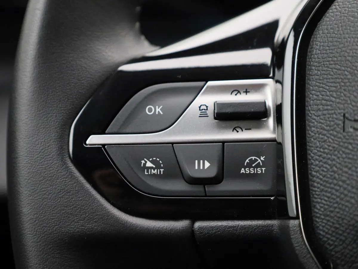 1.2 Allure Pack Business | LMV | Navigatie | Parkeer sensoren | Virtual cockpit | Climate control | Half leder | Stoel verwarming | Apple carplay | Cruise control | Camera
