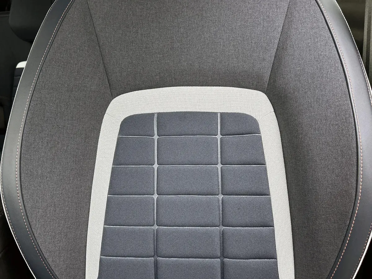 1.2 110pk Hybrid Collection Automaat | Navigatie via Apple Carplay / Android Auto | Airco | 17'' Lichtmetalen velgen | Achteruitrijcamera | Cruise control | LED Verlichting