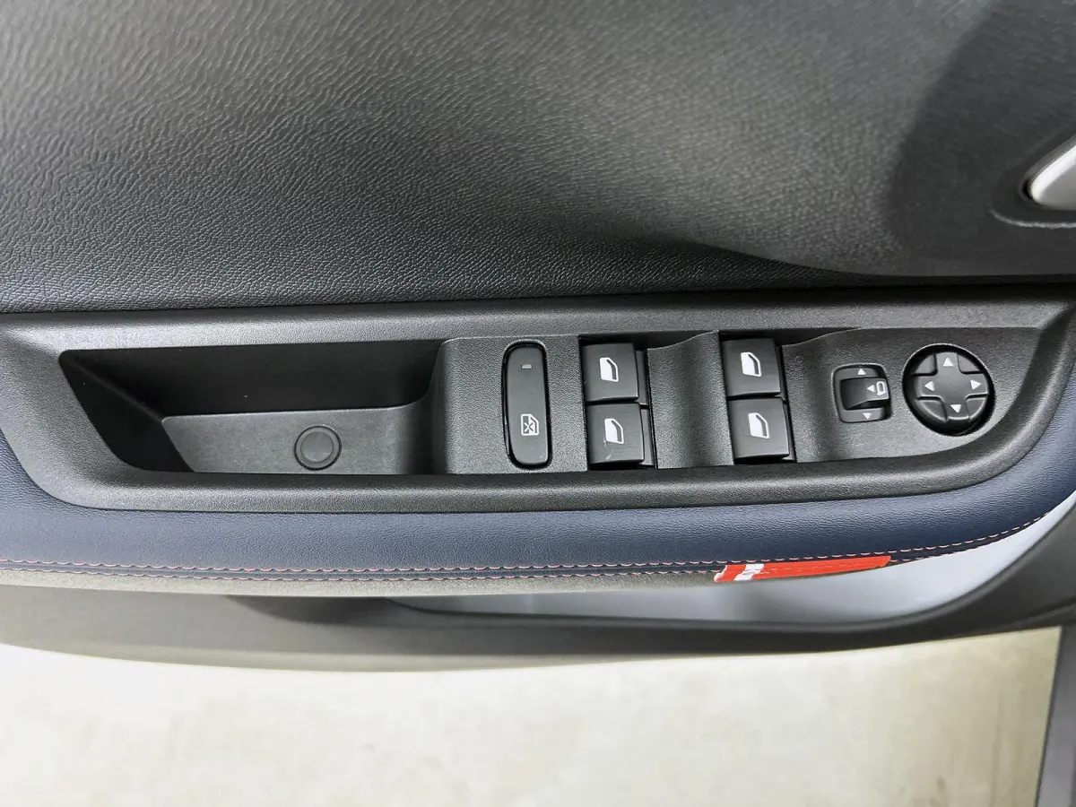 1.2 110pk Hybrid Collection Automaat | Navigatie via Apple Carplay / Android Auto | Airco | 17'' Lichtmetalen velgen | Achteruitrijcamera | Cruise control | LED Verlichting