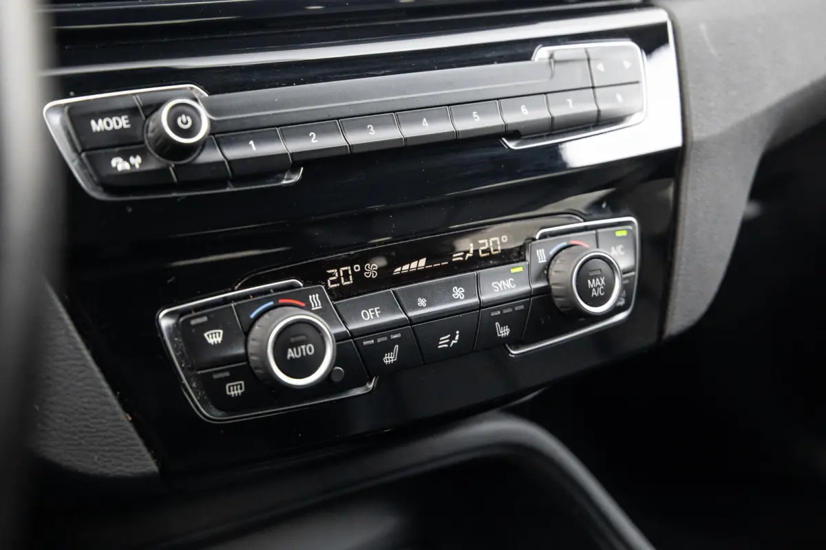 xDrive25e Executive CAMERA / CARPLAY / HEAD UP DISPLAY / LEDER / LED / CRUISE CONTROLE / STOELVERWARMING