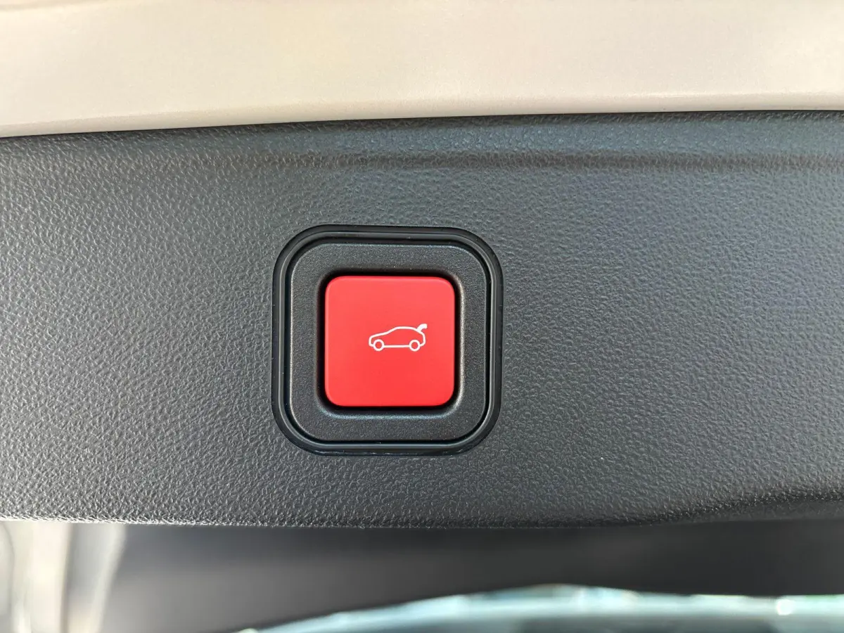 1.2 e-Hybrid Black Edition | Camera | Apple Carplay/Android Auto | Parkeersensoren | LMV 17" | 2 + 6 Jaar Speciale Garantie | AKTIEPRIJS HOGE KORTING! |