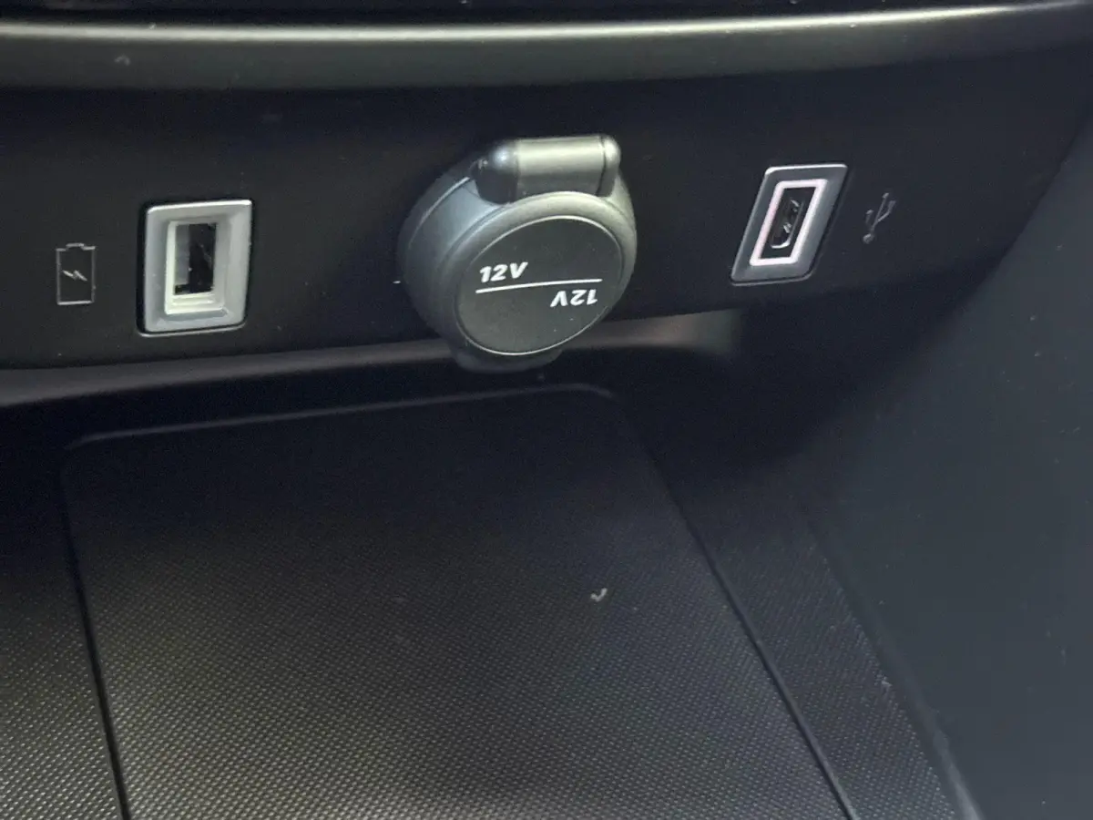 1.2 e-Hybrid Black Edition | Camera | Apple Carplay/Android Auto | Parkeersensoren | LMV 17" | 2 + 6 Jaar Speciale Garantie | AKTIEPRIJS HOGE KORTING! |