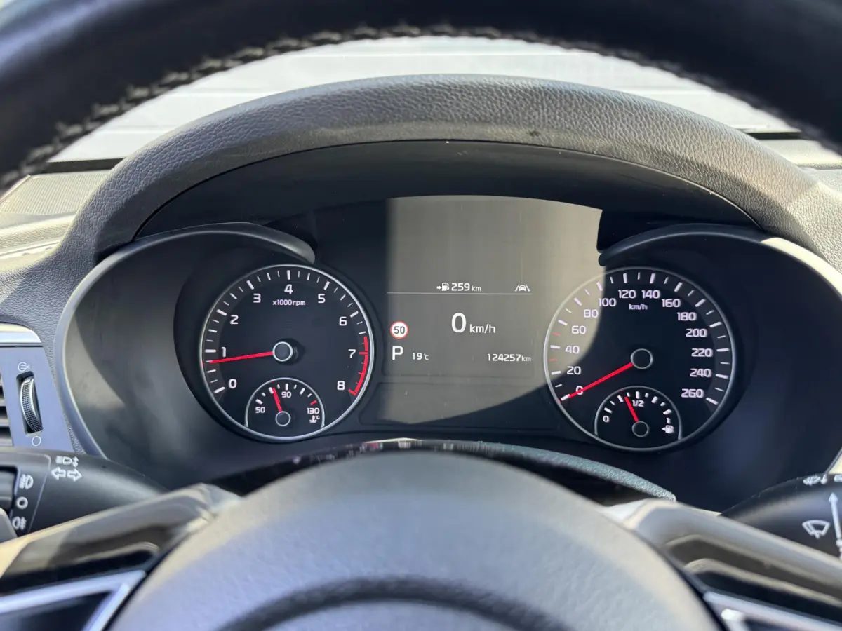 SPORTSWAGON 1.6 T-GDI DYNAMICPLUSLINE I AUTOMAAT I SCHUIF/KANTELDAK I HARMAN KARDON I STOELVERWARMING I P-CAMERA