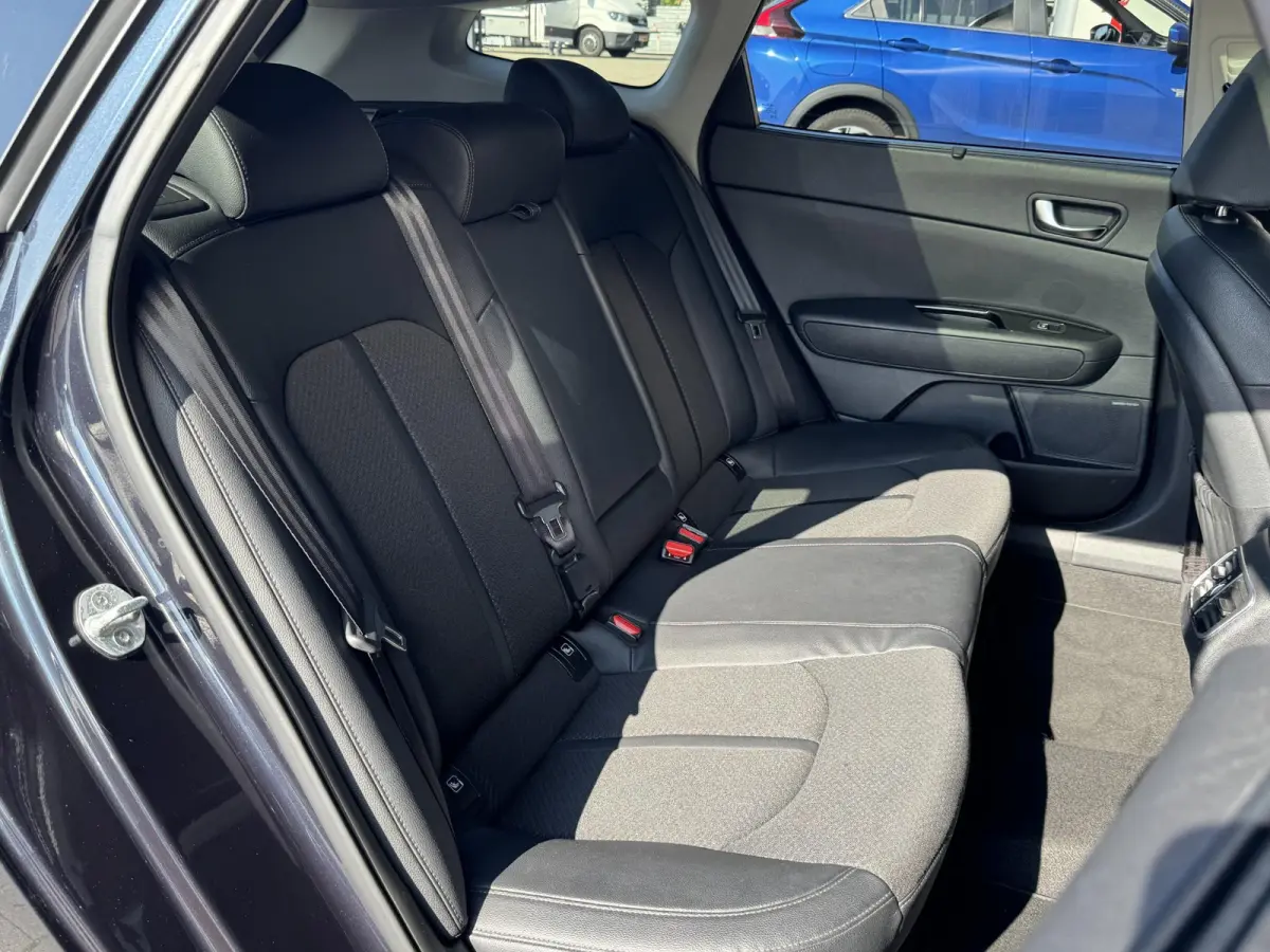 SPORTSWAGON 1.6 T-GDI DYNAMICPLUSLINE I AUTOMAAT I SCHUIF/KANTELDAK I HARMAN KARDON I STOELVERWARMING I P-CAMERA