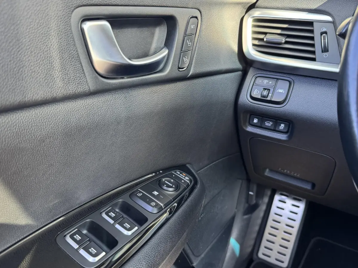 SPORTSWAGON 1.6 T-GDI DYNAMICPLUSLINE I AUTOMAAT I SCHUIF/KANTELDAK I HARMAN KARDON I STOELVERWARMING I P-CAMERA