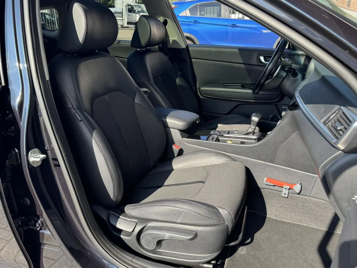 SPORTSWAGON 1.6 T-GDI DYNAMICPLUSLINE I AUTOMAAT I SCHUIF/KANTELDAK I HARMAN KARDON I STOELVERWARMING I P-CAMERA