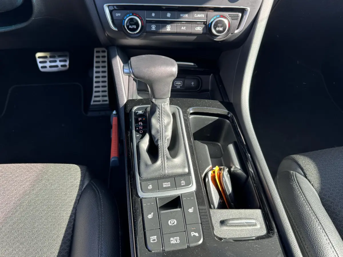 SPORTSWAGON 1.6 T-GDI DYNAMICPLUSLINE I AUTOMAAT I SCHUIF/KANTELDAK I HARMAN KARDON I STOELVERWARMING I P-CAMERA