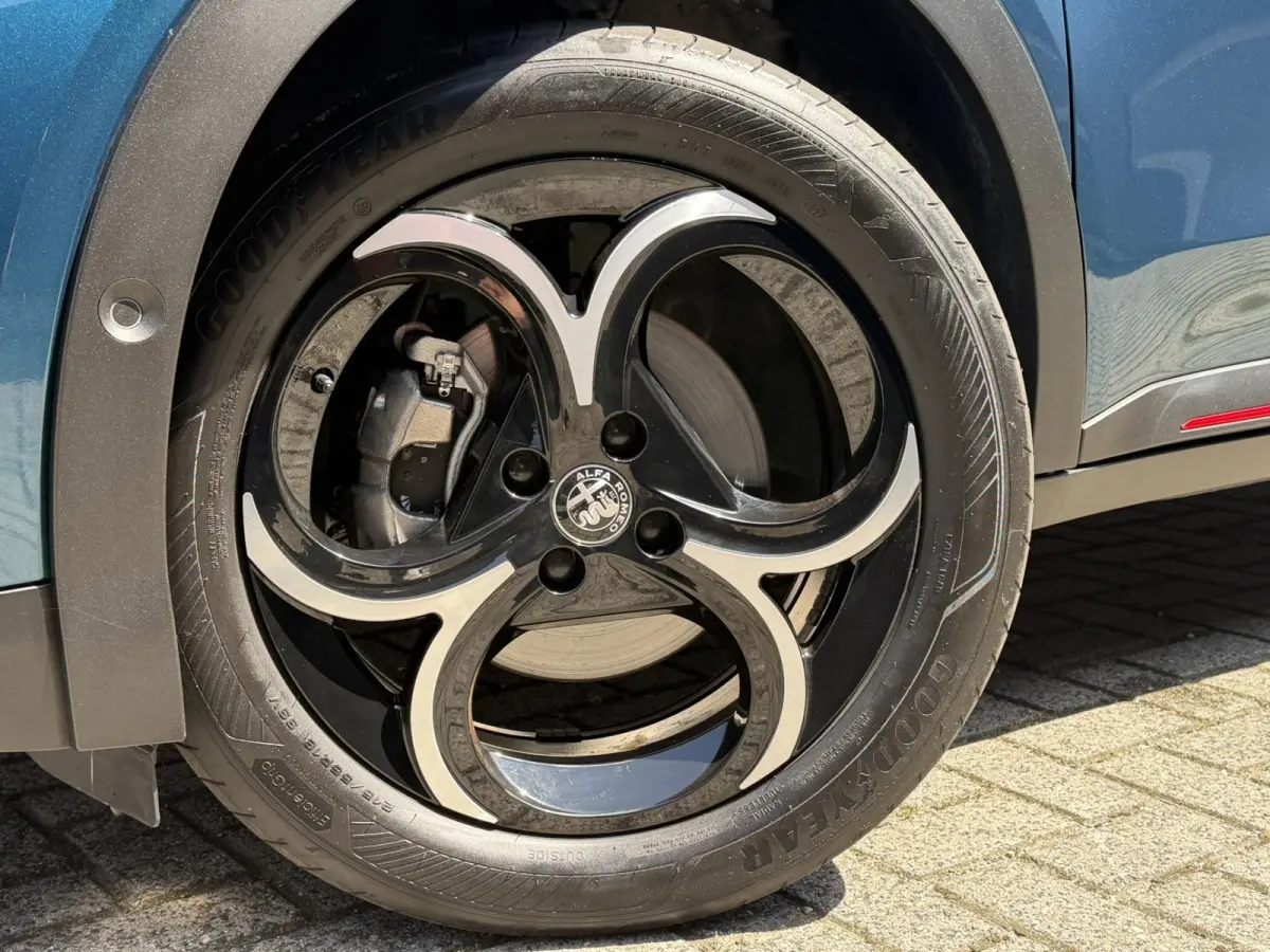 1.2 Turbo Hybrid Ibrida Speciale | Automaat | Pack techno | Stoelverwarming | Electrische kofferklep | Camera achter | Apple Carplay/Android auto