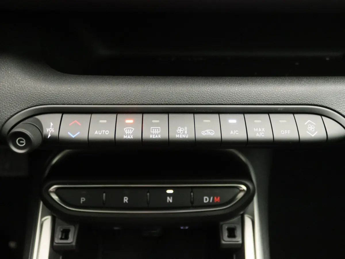1.2 e-Hybrid Summit | Camera | Navigatie | Parkeersensoren | Stoelverwarming | 2 + 6 Jaar Speciale garantie | AKTIEPRIJS! HOGE KORTING |