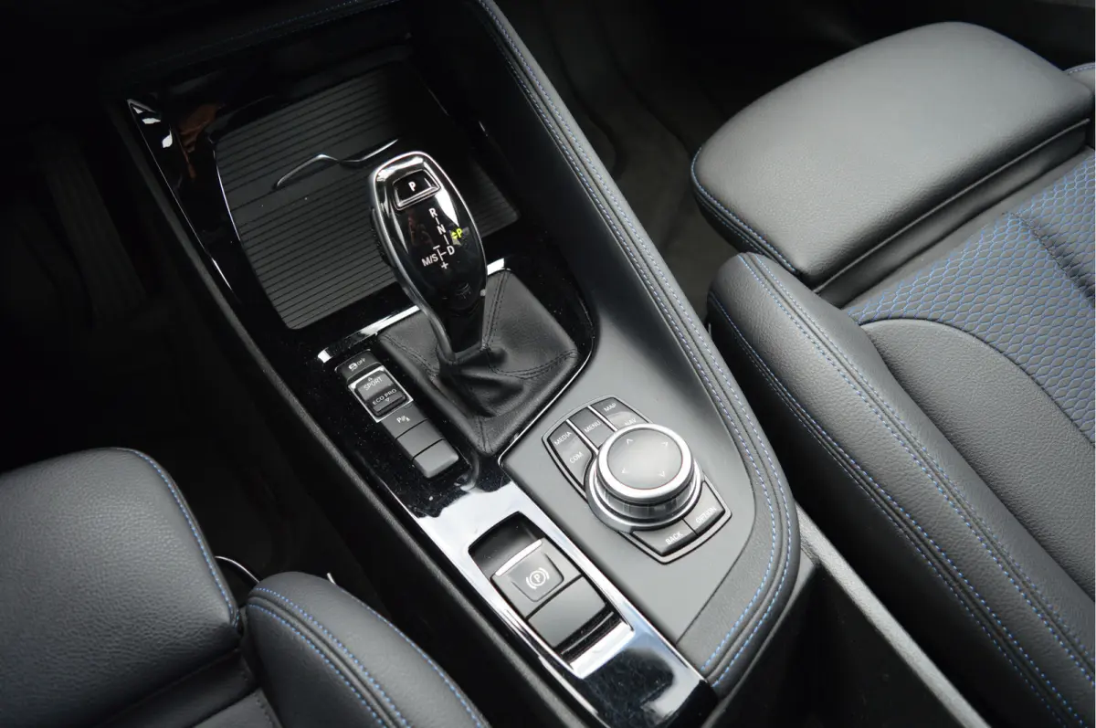 sDrive20i | M-PAKKET | CAMERA | TREKHAAK | HIFI | LED | DAB | CARPLAY |