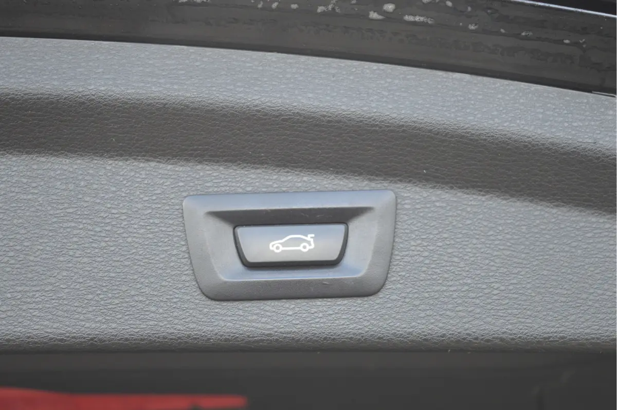 sDrive20i | M-PAKKET | CAMERA | TREKHAAK | HIFI | LED | DAB | CARPLAY |