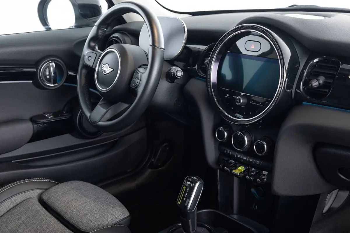 Yours 33 kWh | Half LEDER | NAVI | SPORTSTOELEN