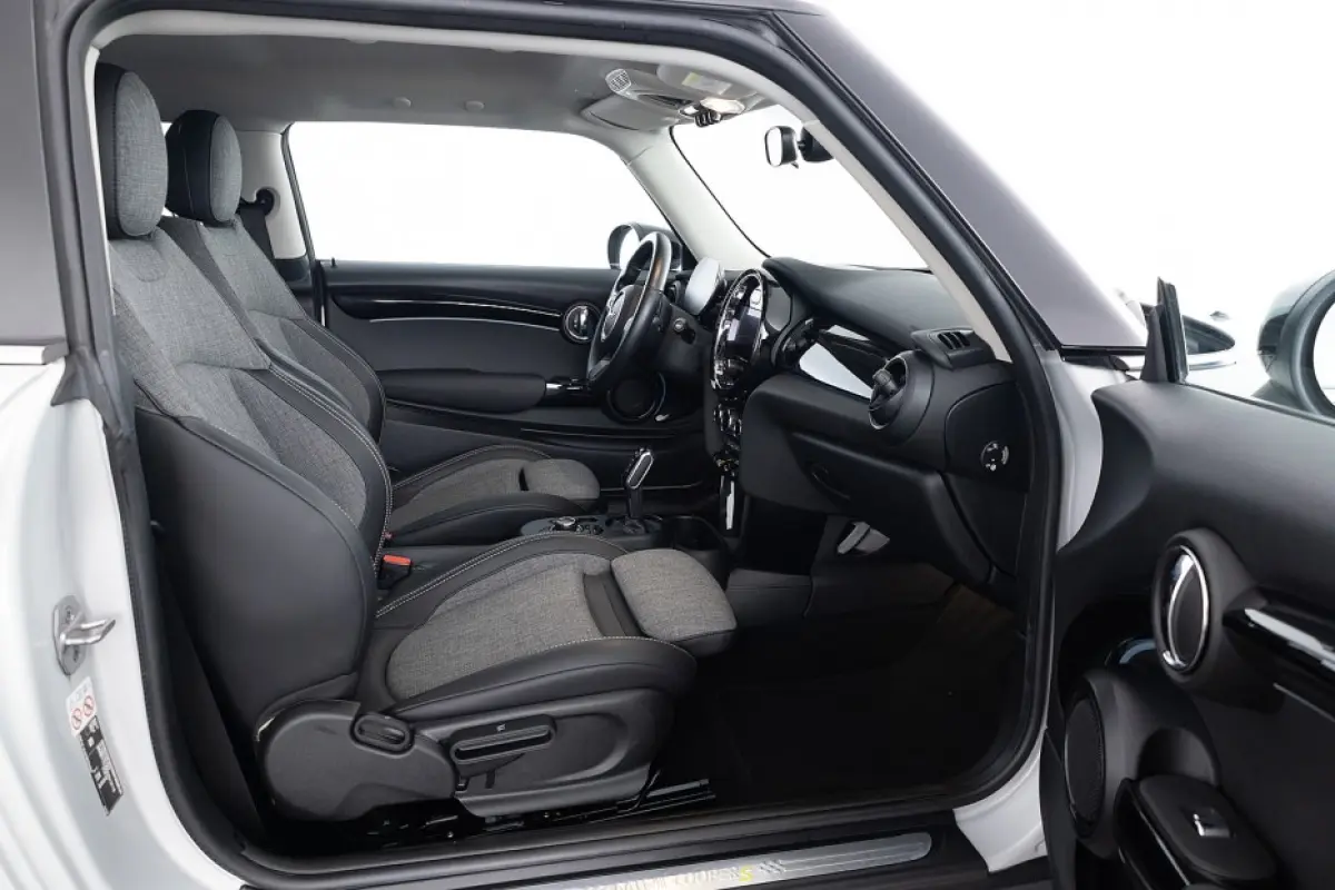 Yours 33 kWh | Half LEDER | NAVI | SPORTSTOELEN