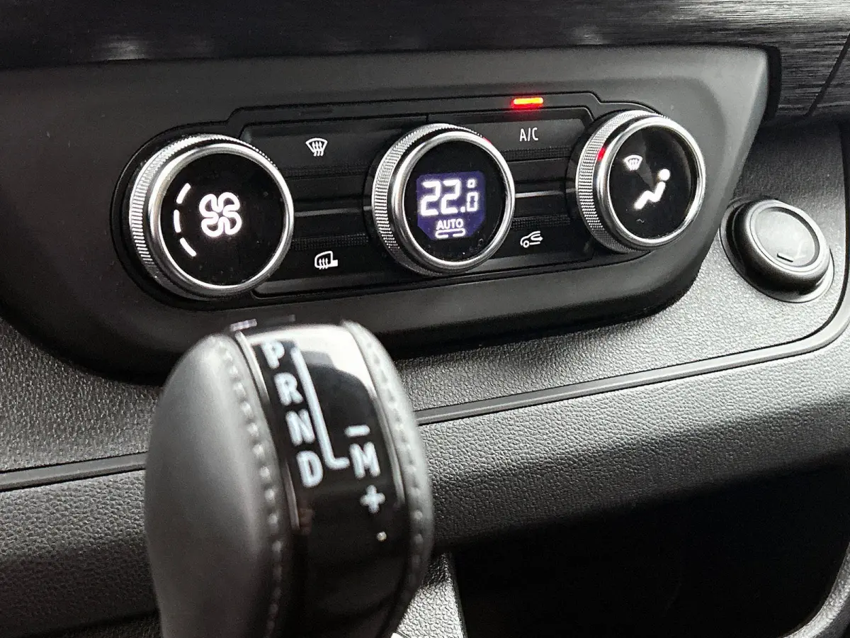 2.0 Blue dCi 150 EDC T30 L2H1 Advance Dubbele Cabine Navigatie Airco Lichtmetalen velgen Betimmering Trekhaak Camera Parkeer sensoren Dab