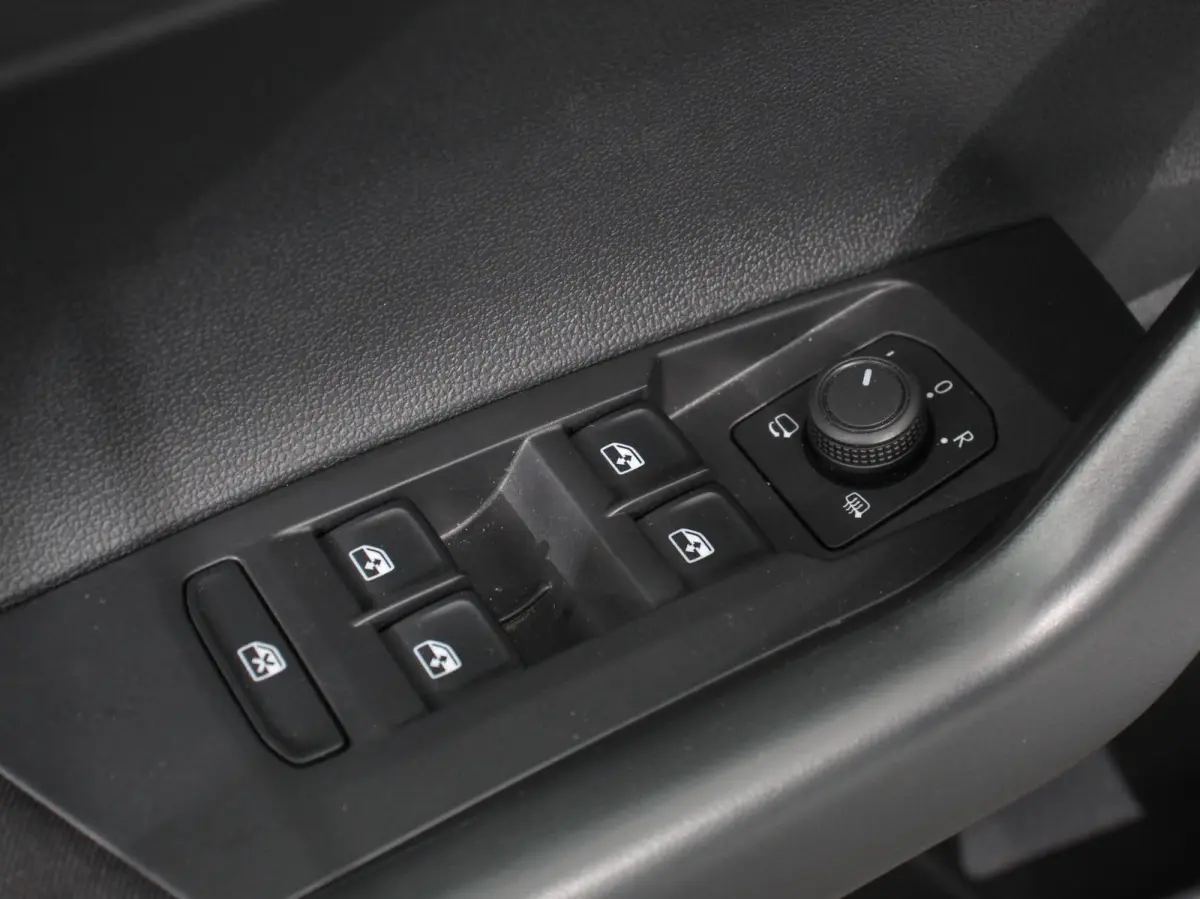1.0 TSI Automaat Life Navigatie Apple Carplay/Android Auto Climate Control Digitale Cockpit Stoelverwarming Parkeer sensoren Adaptive Cruise Control Lichtmetalen Velgen
