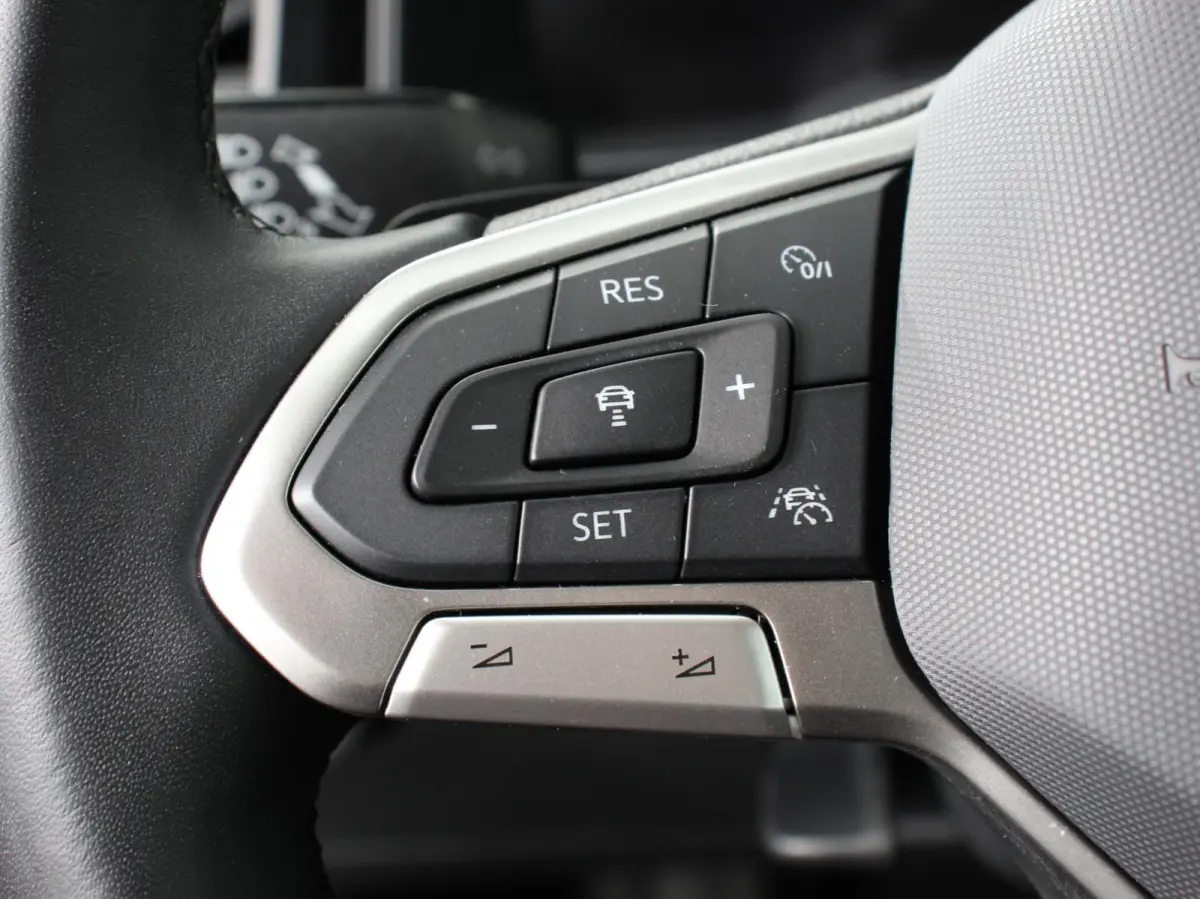 1.0 TSI Automaat Life Navigatie Apple Carplay/Android Auto Climate Control Digitale Cockpit Stoelverwarming Parkeer sensoren Adaptive Cruise Control Lichtmetalen Velgen