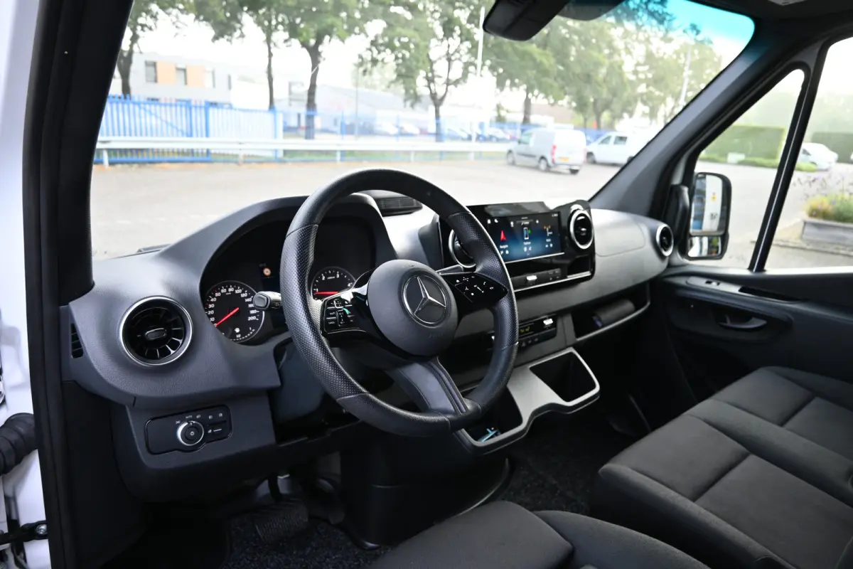 317 CDI L2H2 Pro LED, Geveerde stoel, Navigatie met camera