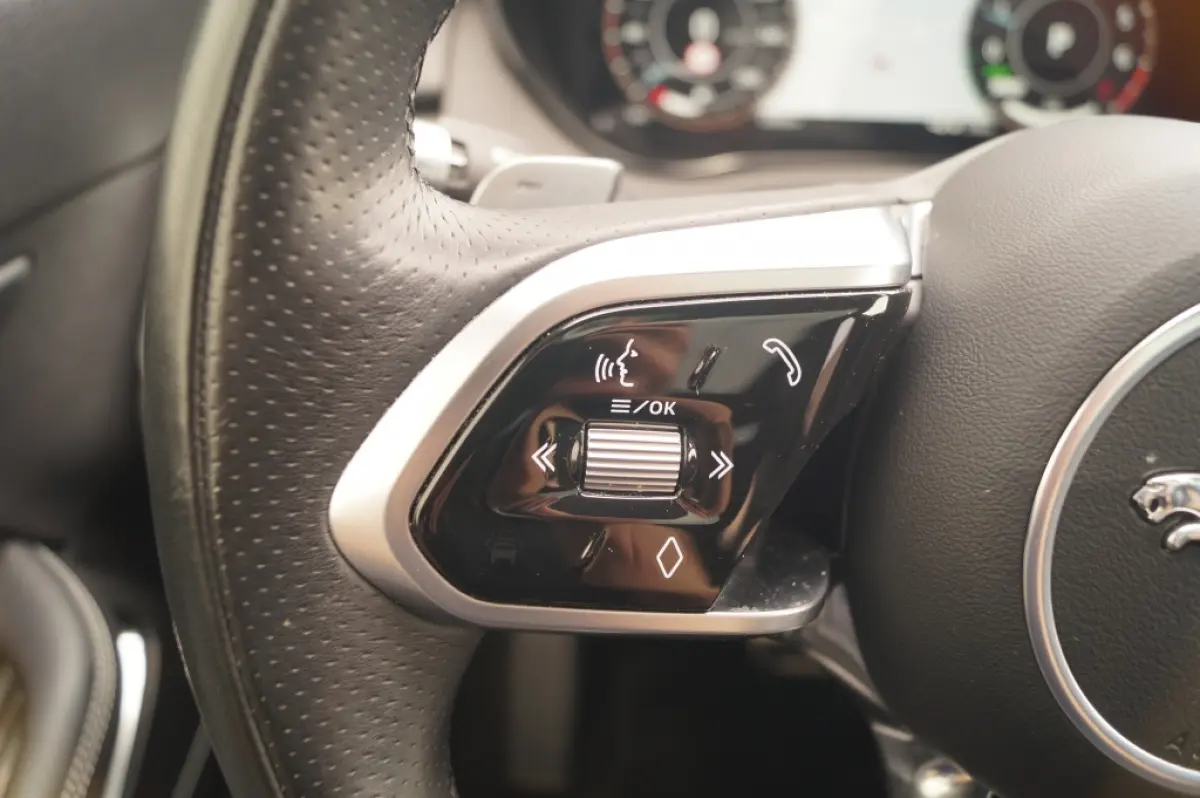 1.5 P300e AWD R-Dynamic HSE -LEER-PANO-CAM-ECC-