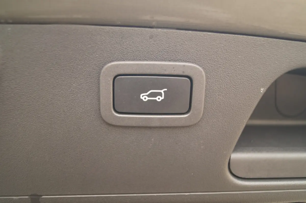 1.5 P300e AWD R-Dynamic HSE -LEER-PANO-CAM-ECC-