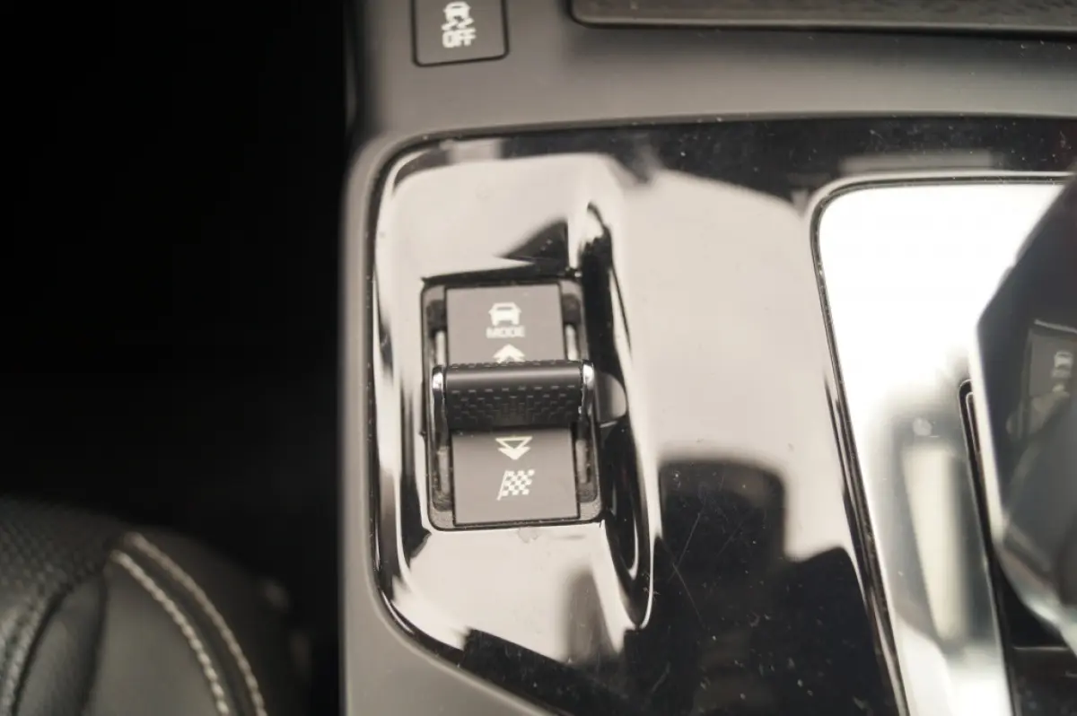 1.5 P300e AWD R-Dynamic HSE -LEER-PANO-CAM-ECC-