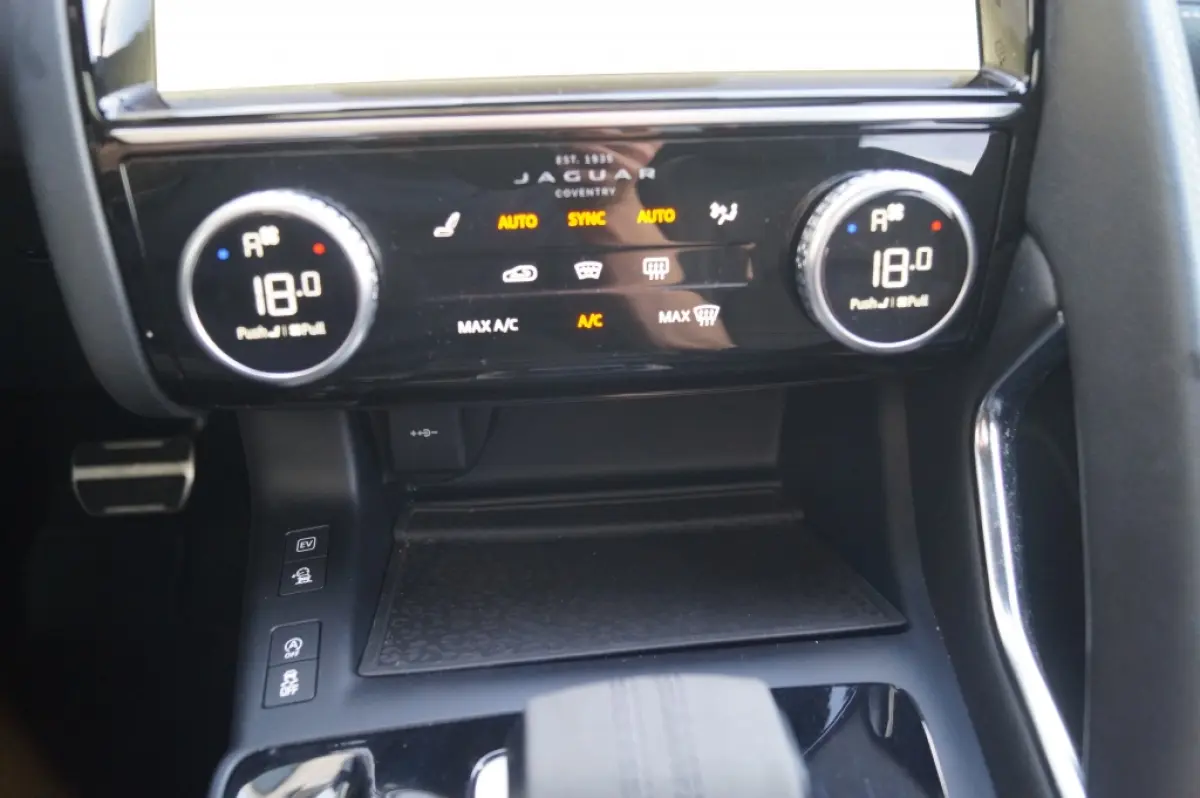 1.5 P300e AWD R-Dynamic HSE -LEER-PANO-CAM-ECC-