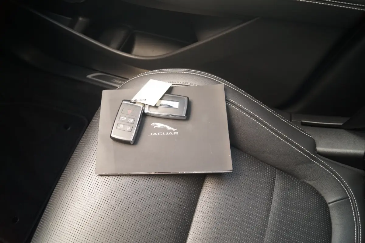 1.5 P300e AWD R-Dynamic HSE -LEER-PANO-CAM-ECC-