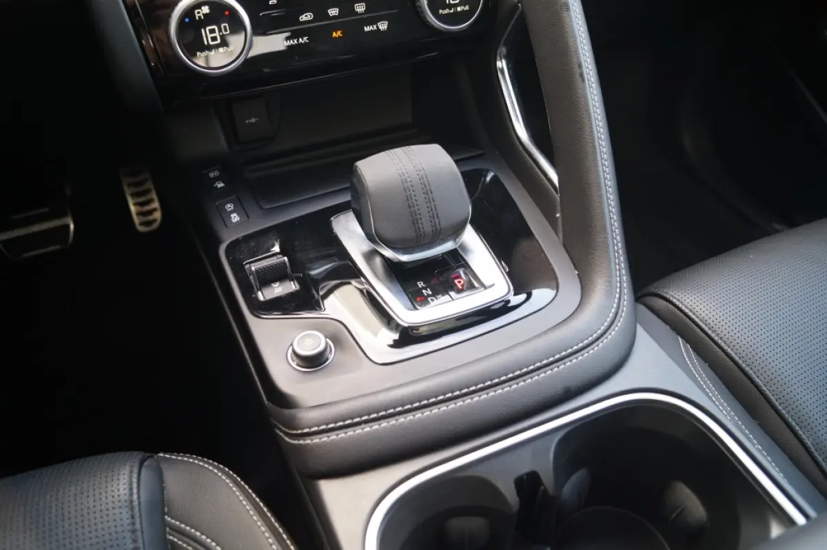 1.5 P300e AWD R-Dynamic HSE -LEER-PANO-CAM-ECC-