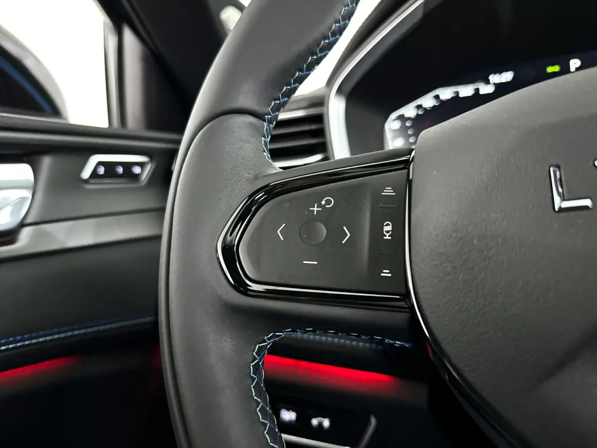 1.5 | Panoramadak | 360° Camera | Infinity audio | Blis | Stoel- en stuurverwarming | Adaptieve cruise control
