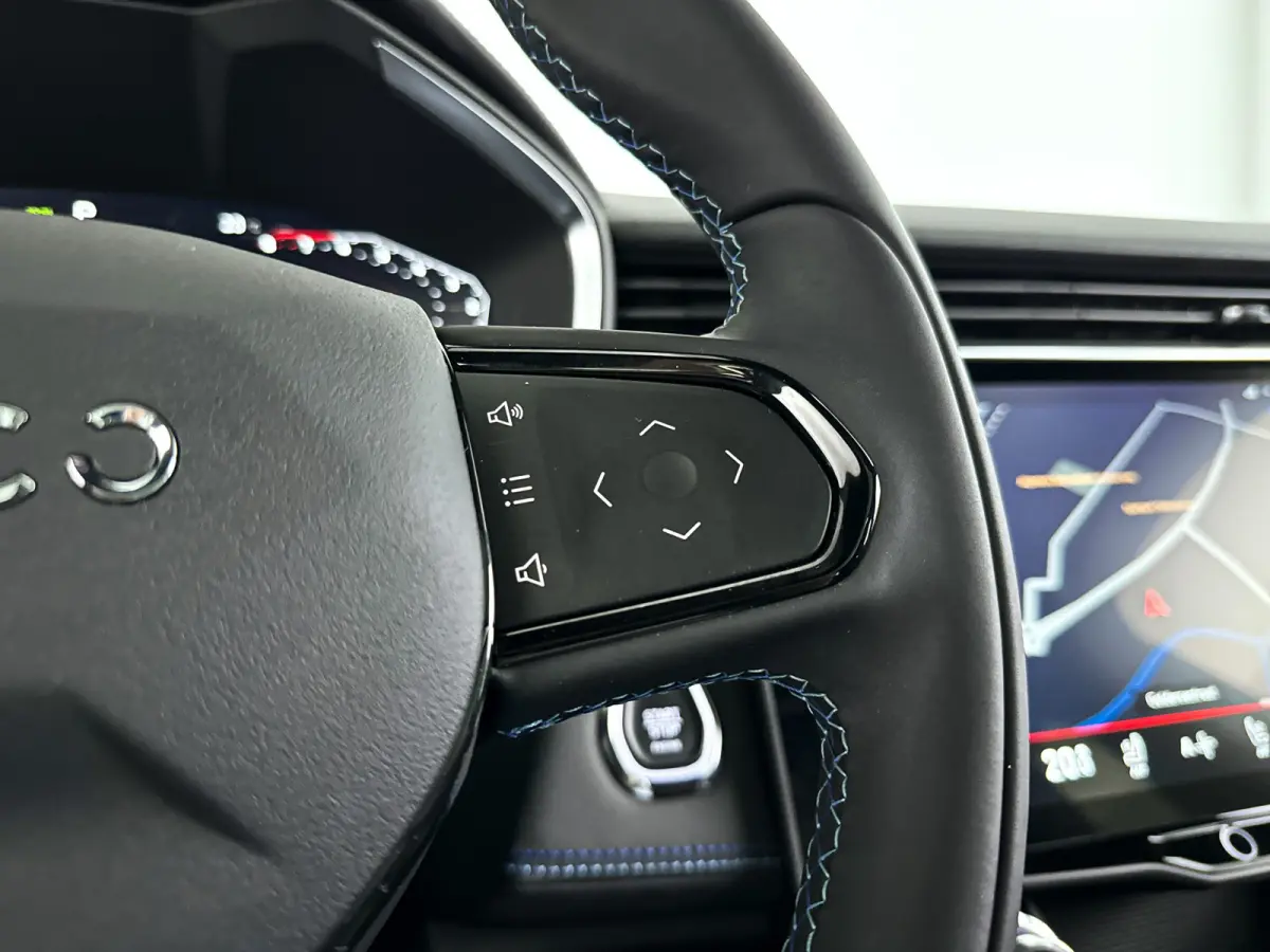 1.5 | Panoramadak | 360° Camera | Infinity audio | Blis | Stoel- en stuurverwarming | Adaptieve cruise control