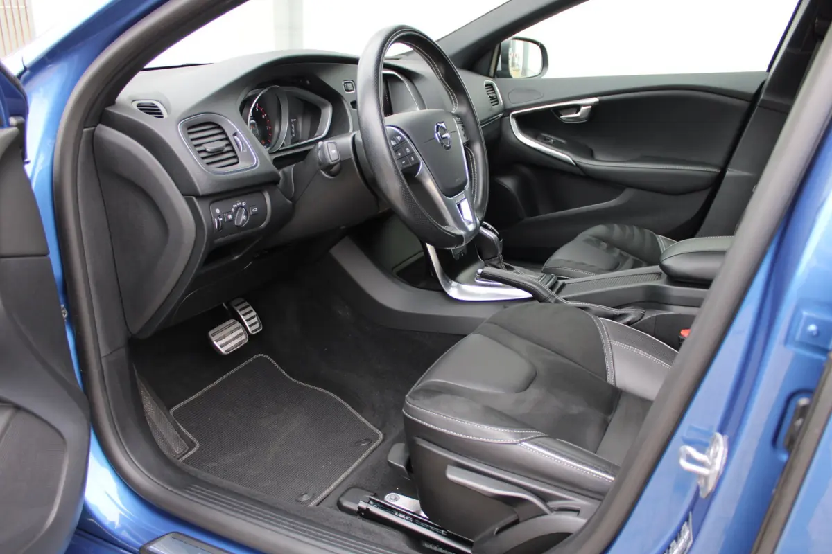 1.5 T3 Polar+ Sport R-Design / Navigatie / Camera / Parkeersensoren / Harman-Kardon / Keyless / Panorama / Stoelverwarmd / Alcantara / LED