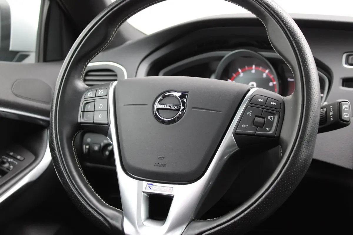 1.5 T3 Polar+ Sport R-Design / Navigatie / Camera / Parkeersensoren / Harman-Kardon / Keyless / Panorama / Stoelverwarmd / Alcantara / LED