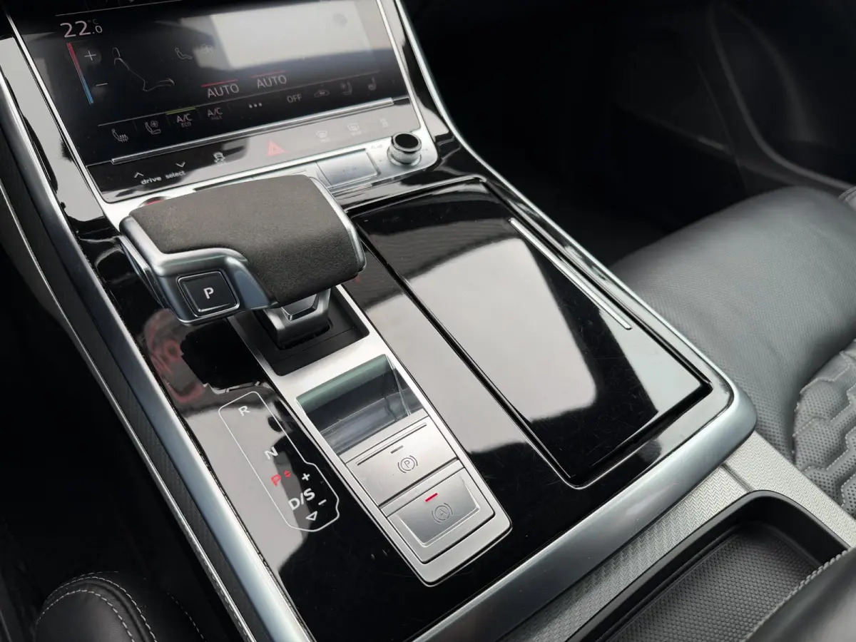 RS 4.0 TFSI RS Q8 quattro | Akrapovic | RS Dynamic | Panoramdak | Bang & Olufsen Advanced | Head-Up | 3D Camera |