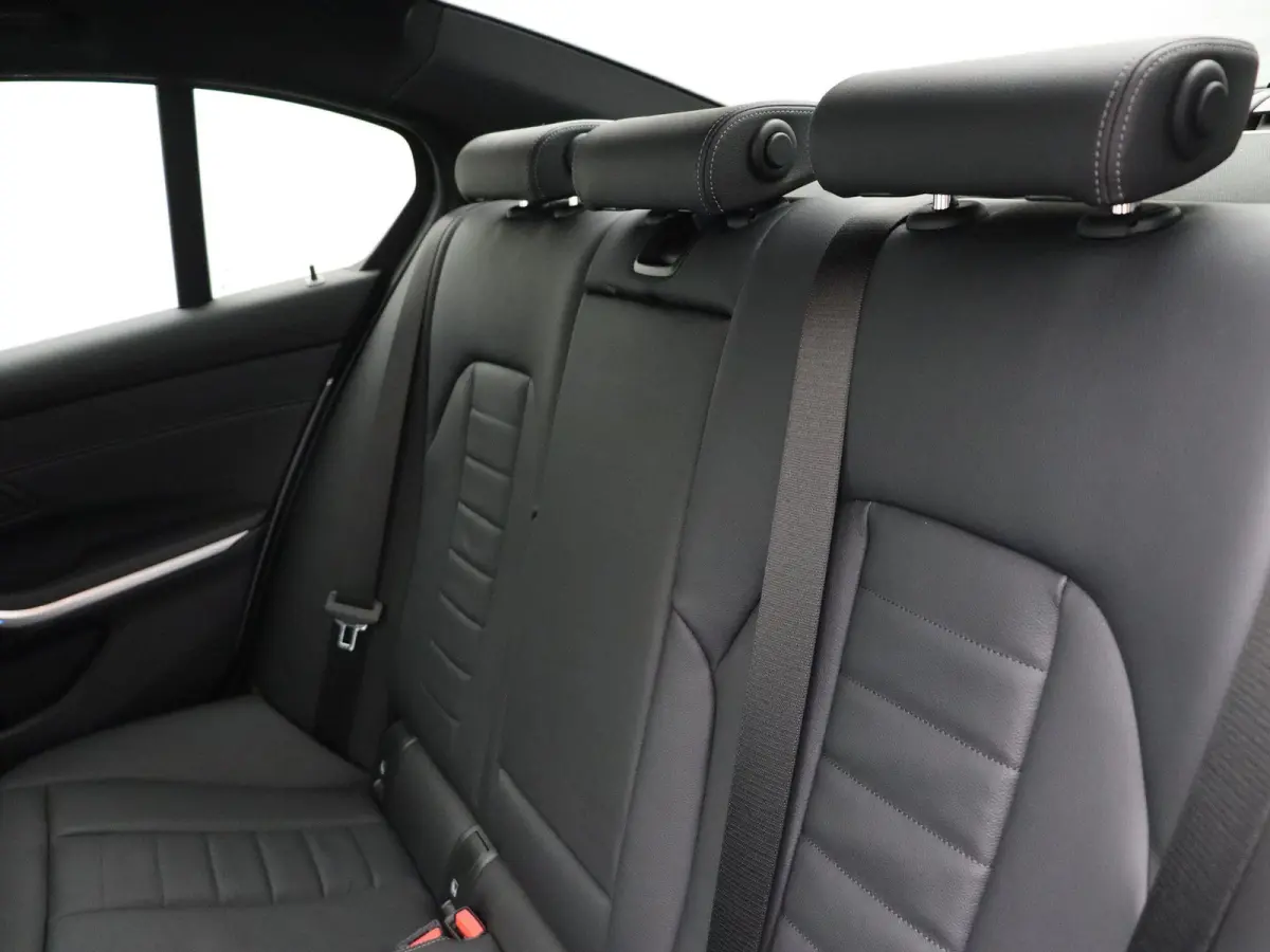 330e M Sportpakket | Travel Pack | Innovation Pack | SoH 98,6% | Stuurwielrand Verwarmd | Schuifdak | Active Cruise Control | 19''